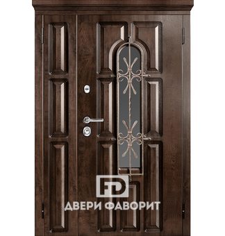 двустворчатая дверь с мдф отделкой в коттедж со стеклом и ковкой
